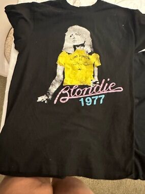 Vintage Style Graphic Tee with Pink & Blue '1977' Print